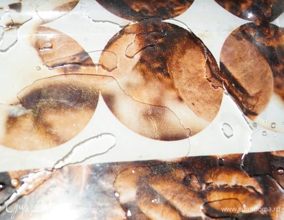 Берем форму из огнеупорного стекла, смазываем маслом.