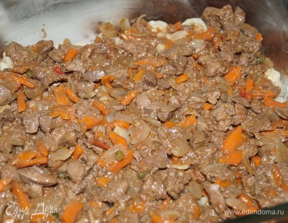 Затем выкладываем начинку из печени. Разравниваем ложкой.