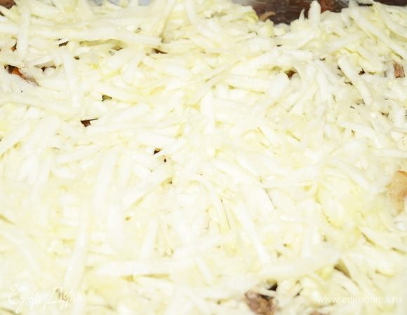 Далее натираем на крупной терке кабачок. Он дает начинке сочность и нежность.