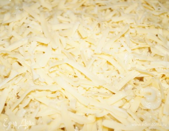 На кабачок кладем ровным слоем макароны, а макароны посыпаем натертым на крупной терке сыром. Сверху все сбрызгиваем растительным маслом. Готово!