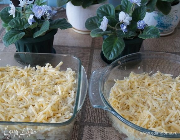 Из этого количества продуктов у меня получилось две формы из огнеупорного стекла, заполняла их равномерно, все продукты поделила почти пополам.<br />
 