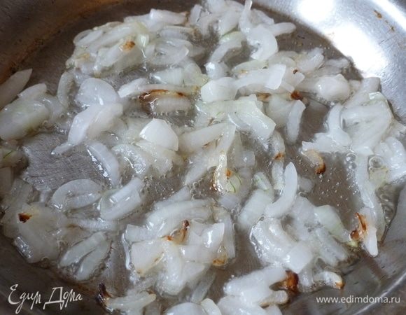 Лук нарезать и обжарить до легкого золотистого цвета на смеси растительного и сливочного масла.