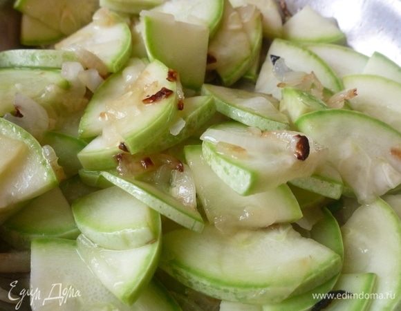 Отправить на сковороду и тушить минут 5.