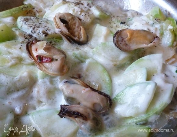 Добавить мидии и тушить еще 5 минут. Влить сок лимона, немного посолить, поперчить. Добавить сметану. Аккуратно перемешать и тушить еще 2–3 минуты с момента закипания. При подаче посыпать зеленым луком.