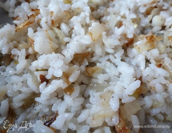 Сварить рис до готовности. Лук нарезать мелким кубиком и обжарить до золотистого цвета. Затем к луку положить рис и прогреть все вместе. Посолить и поперчить по вкусу. Оставить охладиться. Если у вас остался рис с предыдущей трапезы, то используйте его.