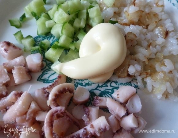 Свежий огурец нарезать мелким кубиком. Консервированных осьминогов нарезать помельче. Добавить рис с обжаренным луком. Заправить начинку майонезом.