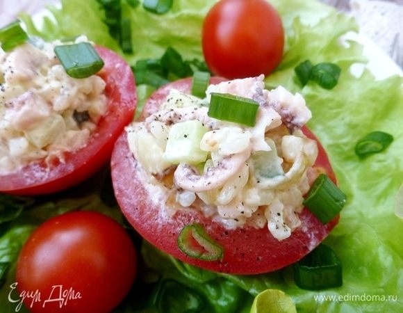 Помидоры разрезать пополам, ложкой вытащить семена с соком. Наполнить начинкой. Подать к столу. Помидоры лучше взять небольшие и плотные, например, сорт сливка.