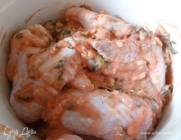 Подготовить продукты. Куриные крылья помыть, обсушить. Приготовим маринад для крылышек. Смешать майонез и кетчуп (томатный соус). Выдавить чеснок через пресс и мелко нарубить острый перец чили. Мелко нарезать мяту и добавить в маринад. Если нужно, то посолить по вкусу. Замариновать крылышки на несколько часов, а лучше на ночь.