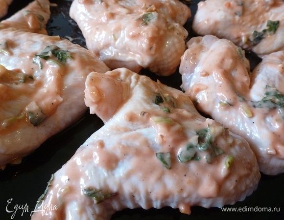 Разогреть гриль, мангал или духовку (190°C). Выложить крылья, можно слегка полить растительным маслом.