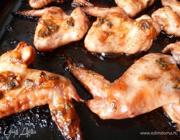 Запечь крылья до румяной корочки.