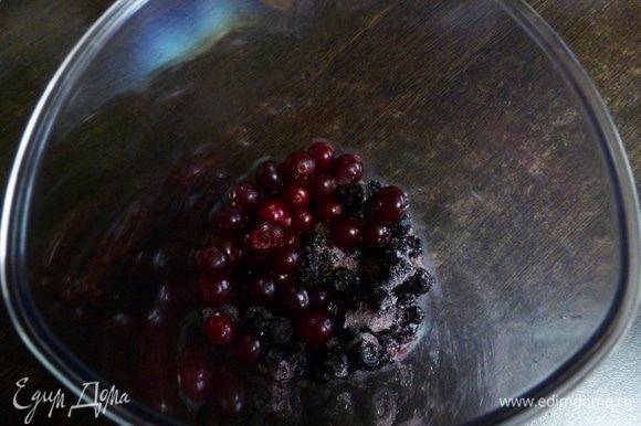 В блендер положить замороженные ягоды. Дайте ягодам немного постоять при комнатной температуре, чтобы не сломать технику.