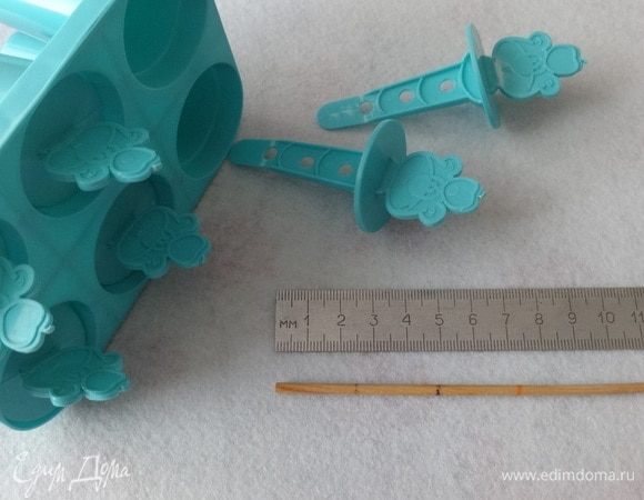 Сначала я измерила объем своих формочек для мороженого. В одну формочку входит 40 мл жидкости, в 6 формах — 240 мл. Исходя из этого, я взяла примерное количество продуктов, каждого 100–120 г. Чтобы слои в моем мороженом выглядели красиво и ровно, я сначала измерила глубину формочки (7,1 см), а потом разделила на 3 части. На деревянной палочке сделала отметки.