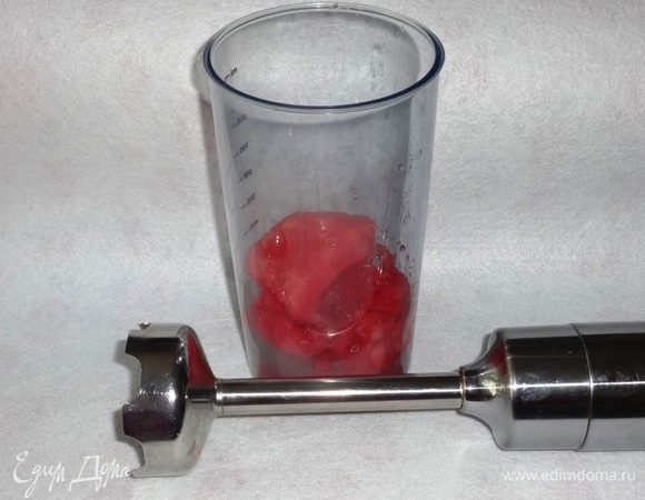 Арбузную мякоть кладем в чашу блендера и пюрируем.