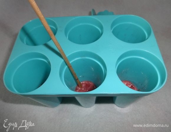 Вылить арбузное пюре в формочки для мороженого, используя мерную палочку, которая подготовлена в шаге 1. Поставить формочки в морозилку на 10–15 минут, чтобы арбузный слой немного застыл.