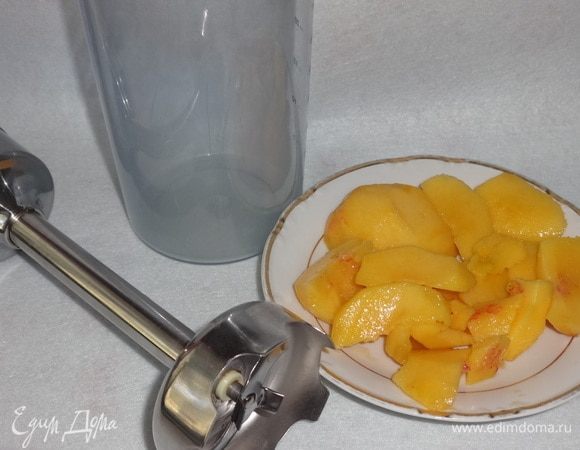 Персики вымыть, обсушить. Срезать кожуру, разделить пополам, удалить косточки. Персики измельчить в блендере в пюре.