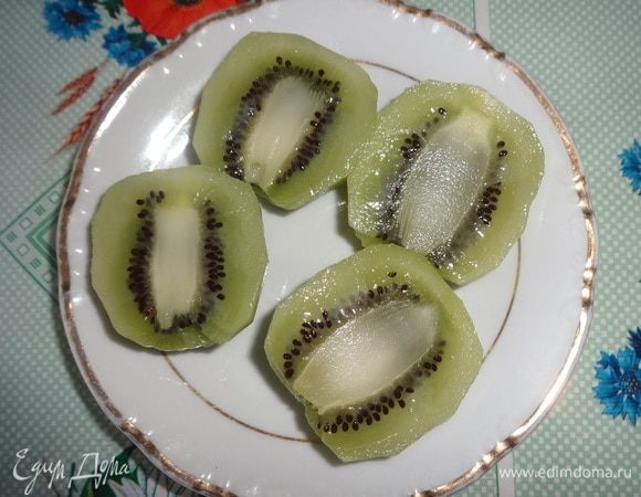 Киви вымыть, очистить от кожуры. Разрезать на кусочки. Пюрировать блендером.