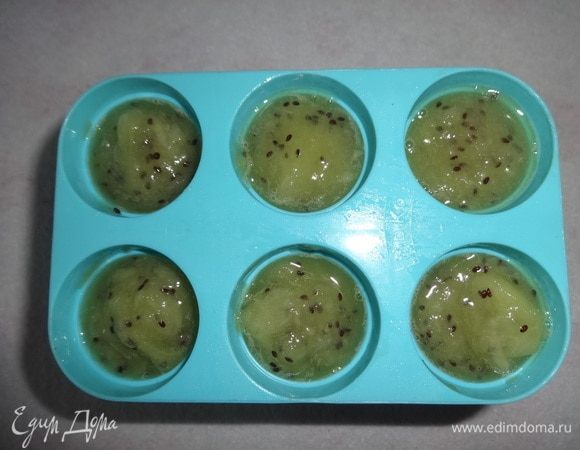 Достать формы из холодильника. Сверху застывшего персикового пюре в каждую формочку выложить слой пюре киви. Поставить в морозилку на 10 минут, чтобы немного схватилось.