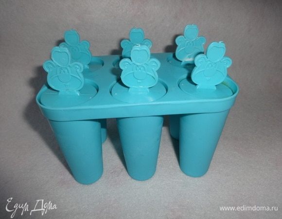 Достать формы из морозилки. Каждую форму закрыть крышкой с палочкой. Поставить в морозилку еще минимум на 1 час.