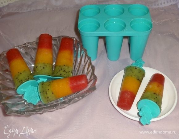 Достать формы с мороженым из холодильника. На несколько секунд опустить в горячую воду и вытащить мороженое из формочек. Угощайтесь! Всем приятных летних впечатлений!