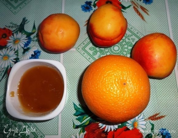 Подготовить необходимые компоненты для приготовления смузи. Желательно, перед приготовлением фрукты охладить.