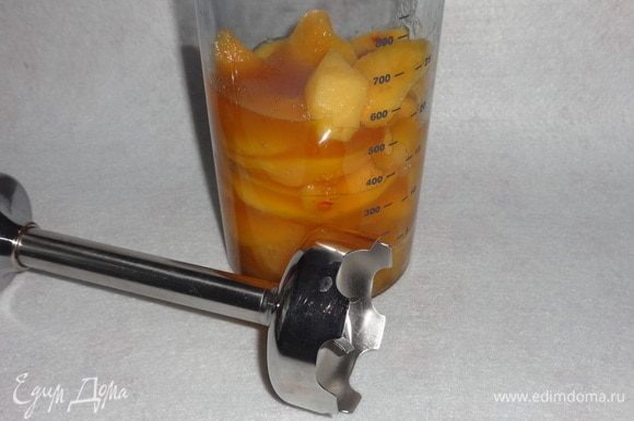 Положить в блендер персики, апельсин, мед, измельчить в пюре.