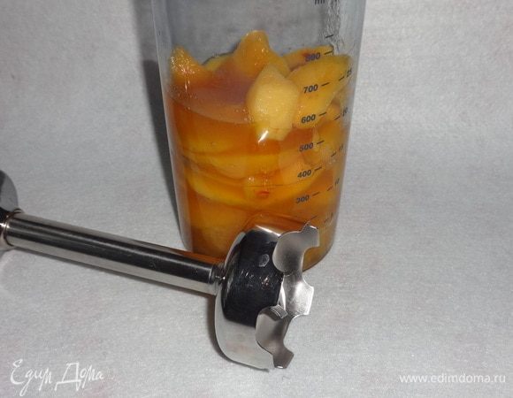 Положить в блендер персики, апельсин, мед, измельчить в пюре.