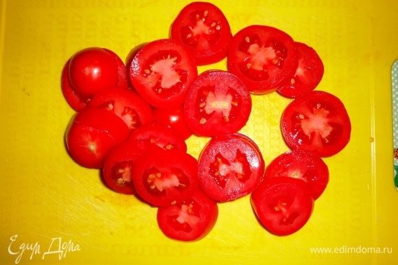 Помидоры (у меня небольшие сливовидные помидорчики) вымыть, обсушить. Нарезать тонкими кружками. Выложить нарезанные помидоры на листья салата.
