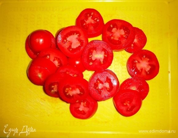 Помидоры (у меня небольшие сливовидные помидорчики) вымыть, обсушить. Нарезать тонкими кружками. Выложить нарезанные помидоры на листья салата.
