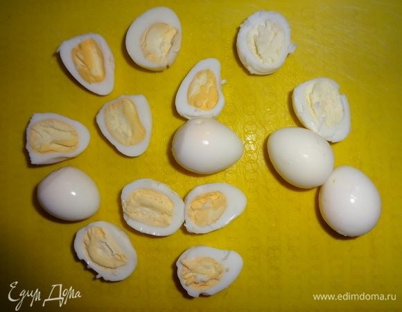 Часть перепелиных яиц оставить целыми, остальные разрезать вдоль пополам. Выложить в тарелку с салатом в произвольном порядке. Листья базилика вымыть, обсушить, выложить в салат.