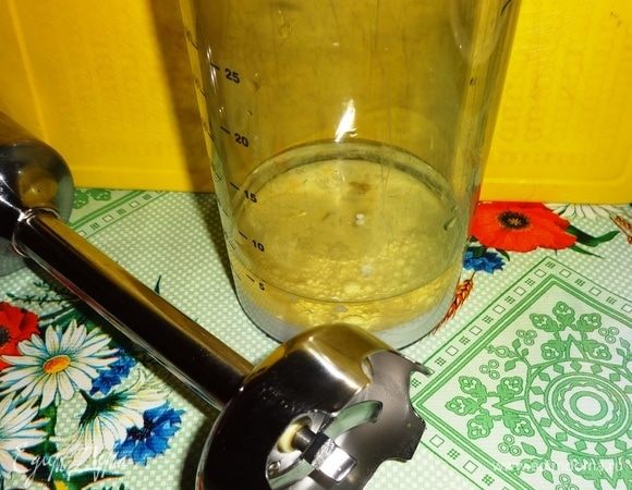 Чеснок очистить, натереть на мелкой терке. В чашу блендера вылить сливки и растительное масло, взбить до состояния эмульсии. Затем добавить чеснок, уксус, горчицу, соль, перец и еще раз взбить.