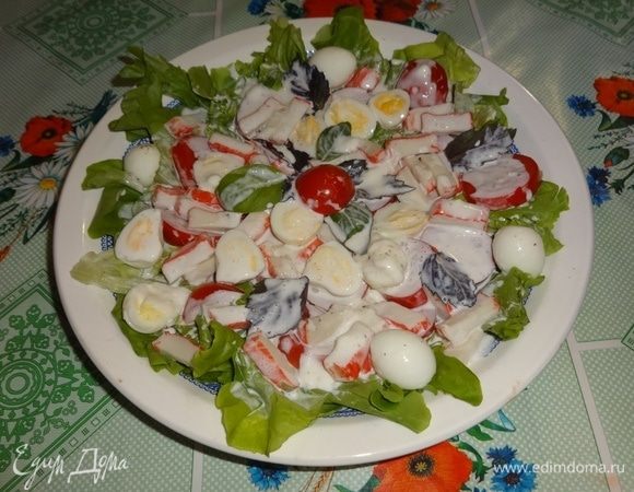 Полить салат соусом и приступать к еде. Приятного аппетита!