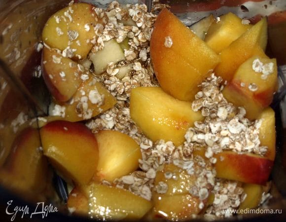 Яблоко и персик очень тщательно моем. Нарезать небольшими кусочками и отправить в блендер. Добавляем хлопья, сироп агавы и газированную воду.