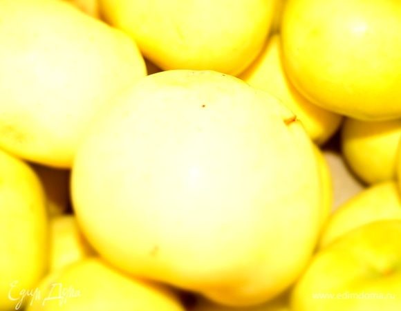 Яблоки вымыть, нарезать на дольки, вычищая сердцевину.