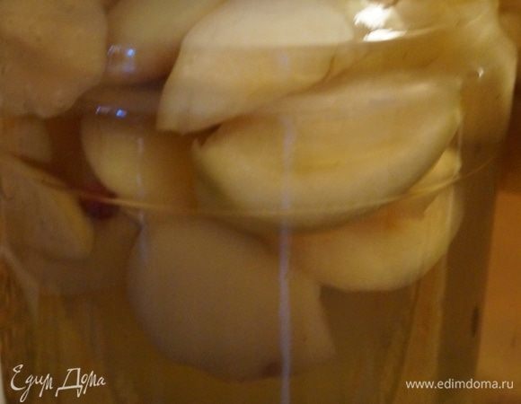 Три банки (3-х литровые) и крышки к ним, вымыть с моющим средством и хорошо сполоснуть в холодной воде. Нарезанными яблоками заполните банки на половину, положите к ним по горсти замороженной клюквы, накройте крышками. Поставьте 9 литровую кастрюлю с водой, вскипятите ее. Аккуратно по очереди залейте кипятком банки под крышечку, накройте крышками, пусть постоят минут 10–15. В это время насыпьте в кастрюлю из-под кипятка три 250 граммовые кружки сахара (по одной кружке на 3-х литровую банку) и вылейте кипяток из банок в кастрюлю через крышечку с отверстиями, накройте банки крышками и полотенцем, чтобы не сильно остыли. Размешайте сахар с водой и проварите сироп 5 минут после его закипания.