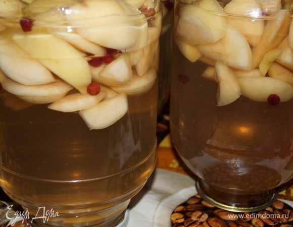 Аккуратно разлейте кипящий сироп по банкам, закатайте крышками и переверните вверх дном. Затем отнесите в то место, где они не будут никому мешать, укройте теплыми пледами, куртками, пусть постоят до следующего дня, потом можно убирать их в темное место для хранения. Наши компоты всегда долго хранятся. Не меняя при этом ни вкус, ни цвет. Один раз мы нашли две банки абрикосового компота, который простоял около 4 лет, про него просто забыли. Вкус нисколько не изменился. Мама не стала пить, побоялась, а я выпила весь, очень вкусным оказался и нисколько незаметно, что ему было много лет, даже крышки не заржавели.