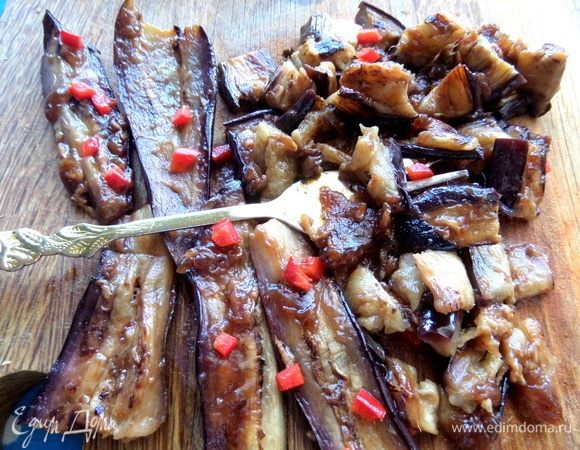 Баклажаны запечь или обжарить, или взять из этого рецепта заготовку: https://www.edimdoma.ru/retsepty/118420-ostrye-baklazhany-s-imbirem.