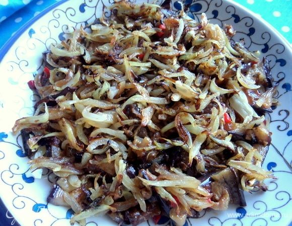 Сверху слой жареного лука.