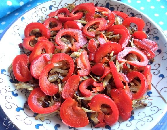 Посыпать слой полукольцами.