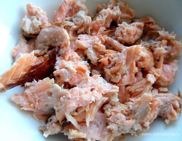 Копченого лосося разделить на кусочки.