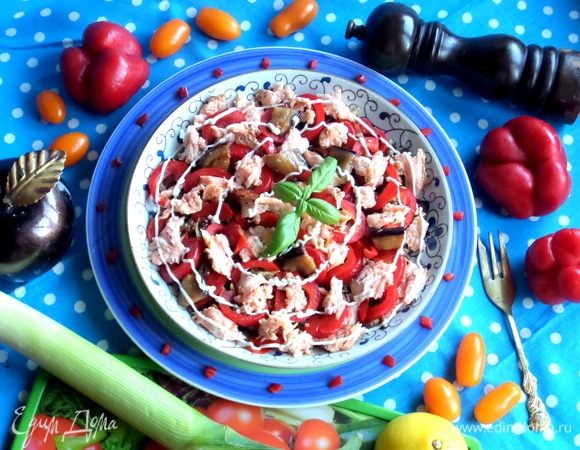 Украсить паутинкой из майонеза и веточкой базилика или другой зеленью.