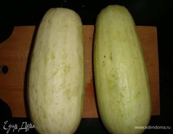 Кабачки помыть и обсушить бумажным полотенцем.
