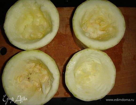 Каждый кабачок разделить на 4 части и вырезать серединку, оставляя дно. Если в кабачках семечки не крупные, то серединку можно добавить к овощам при тушении, а если семечки крупные, то лучше не добавлять.