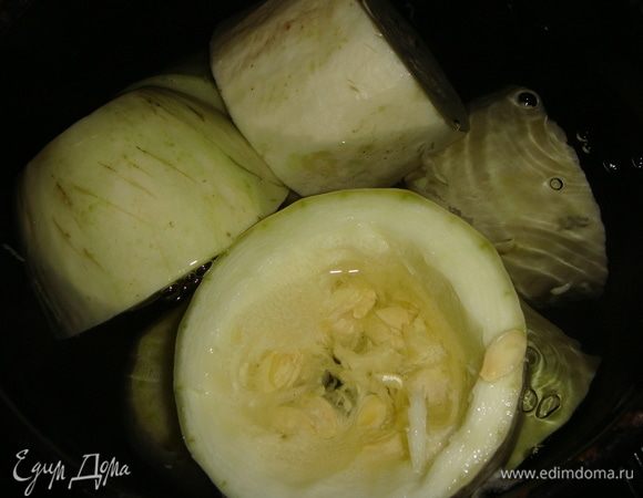 В кастрюлю влить воду, довести ее до кипения, посолить и положить кабачки. Варить в течение 5–10 минут. Если кабачки молодые, то хватит и 5 минут, если нет, то варить минут 10.