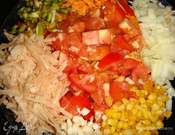 Все овощи помыть и нарезать небольшими кубиками, картофель и морковь натереть на крупной терке.
