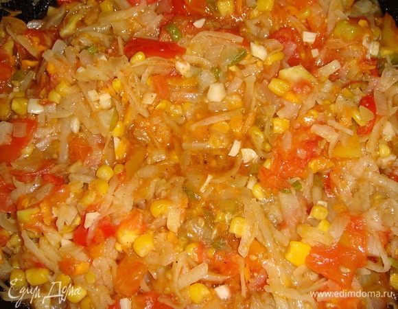 В сковороде разогреть масло и выложить овощи. Посолить и поперчить по вкусу и тушить минут 10–15.