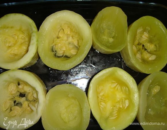 С кабачков слить воду и выложить в смазанную маслом форму.