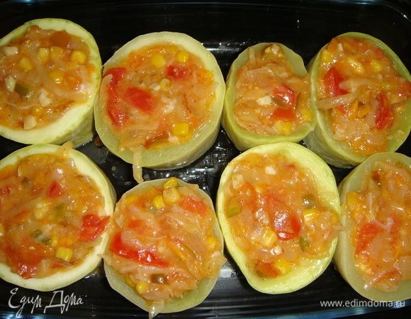 Наполнить лукошки тушеными овощами.