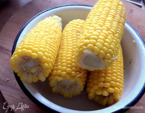 Сейчас сезон самой сладкой и сочной кукурузы, и варим через день. Самая вкусная она — только что сваренная, не впрок.