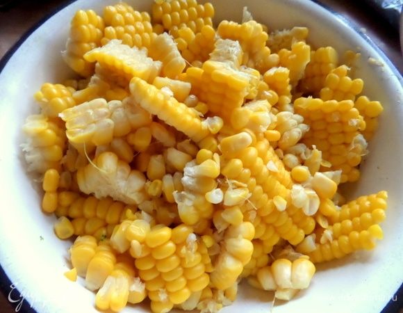 Для супа срезать с готовой кукурузы нужное количество или по старинке берем консервированную.