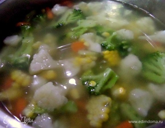 Кукурузу добавляем, когда овощи поварятся.